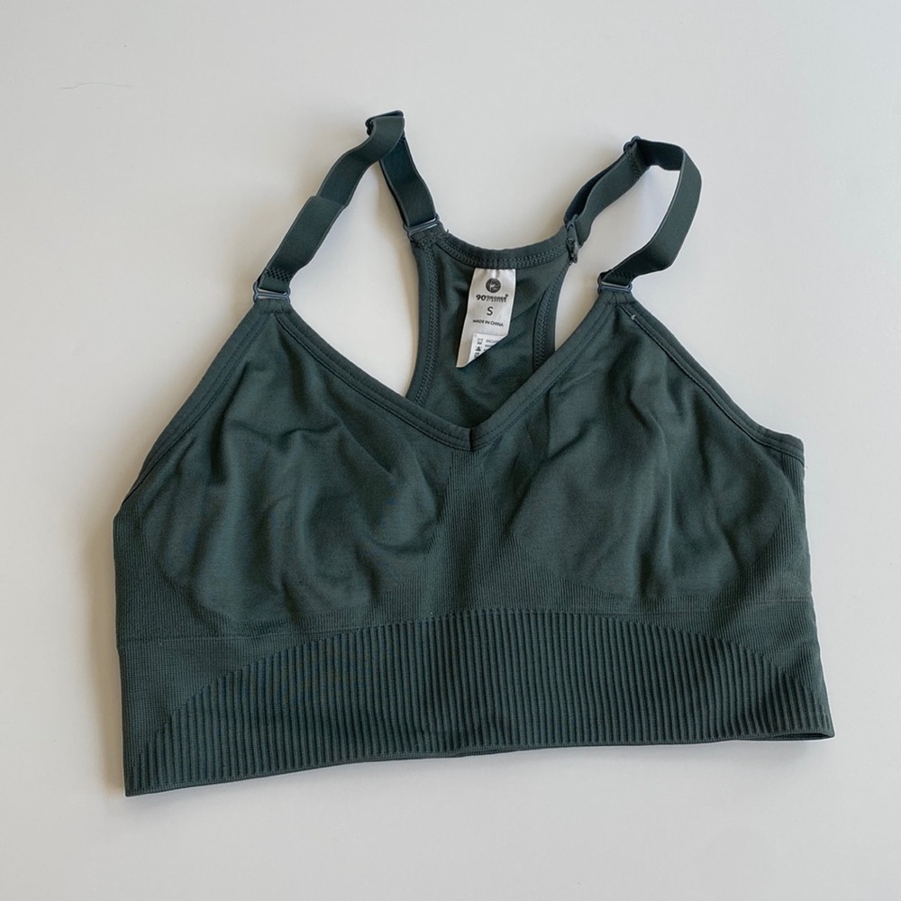 Seamless, ribbed sports bra